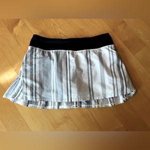 Lululemon athletica. Grey white Pace Setter skirt. 2 way stretch. Size 6